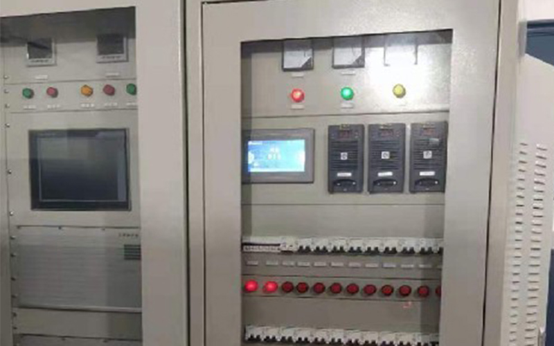 山東鋼鐵萊蕪分公司棒材廠中區(qū)水壓機(jī)高壓泵站直流屏，充饋電一體屏